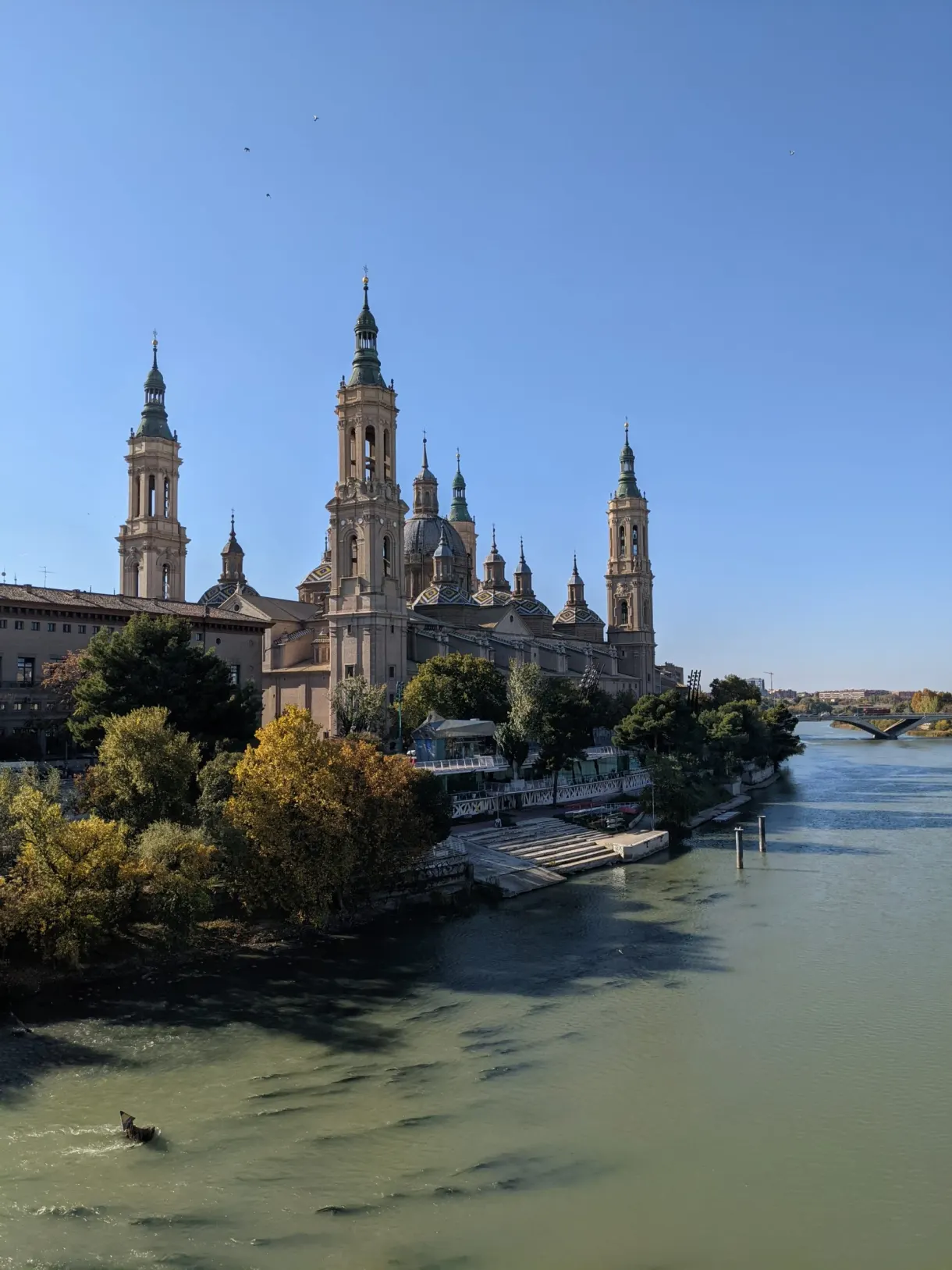 Basilica overlooking the Ebro seen from the bridge