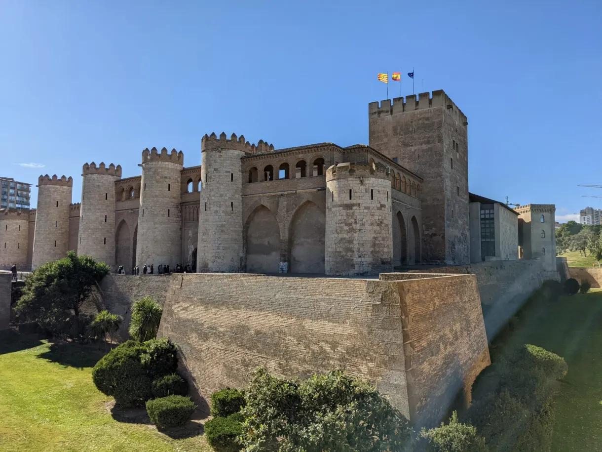 Flag of Aragon flying on the keep of the palace