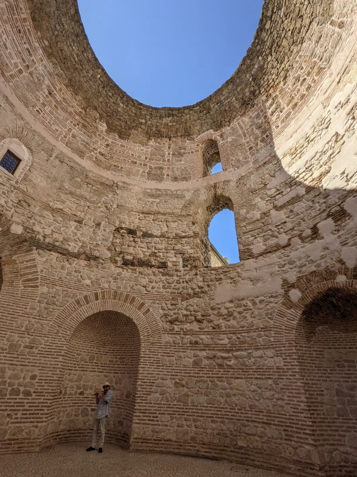 Circular vestibule open to the sky through a wide oculus