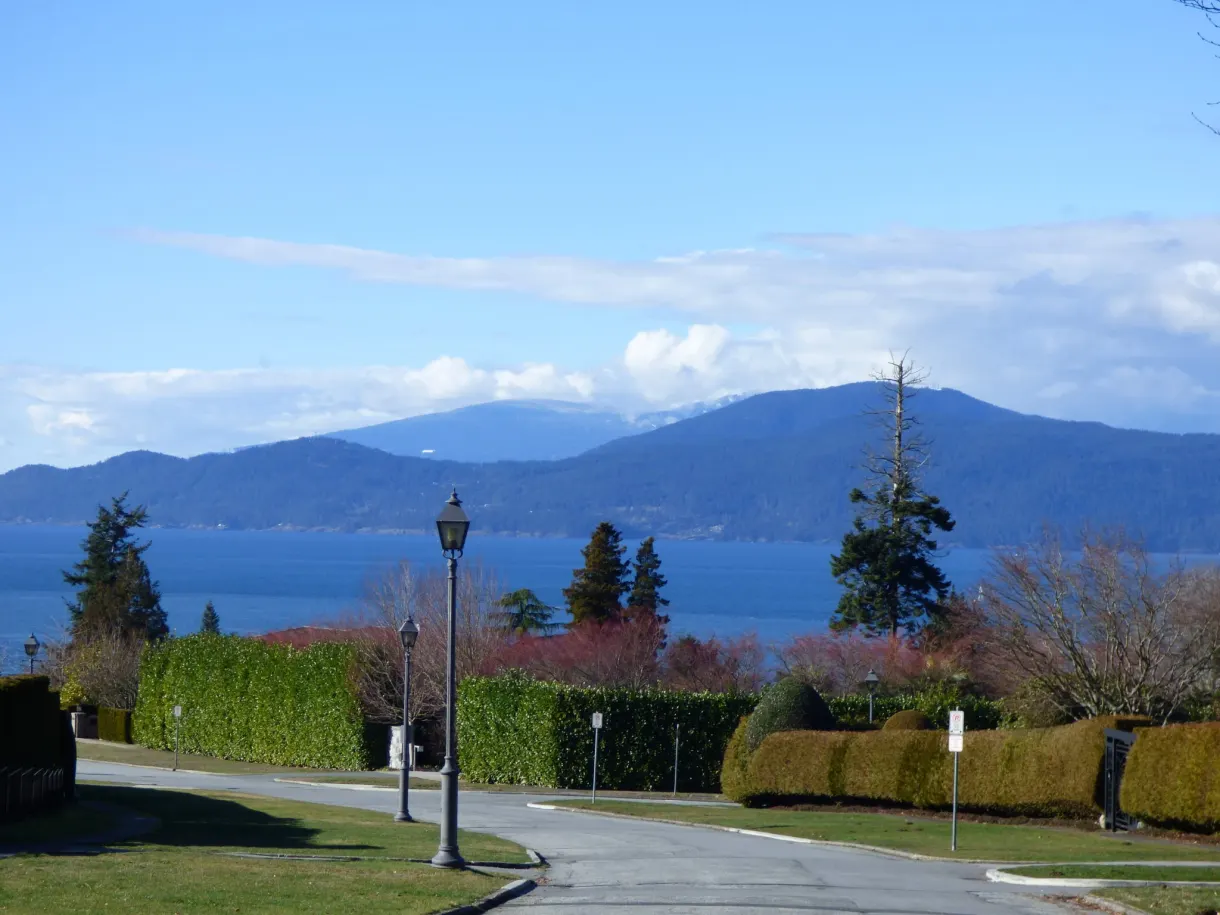 Sloping lawn and lamp post opening onto the sea