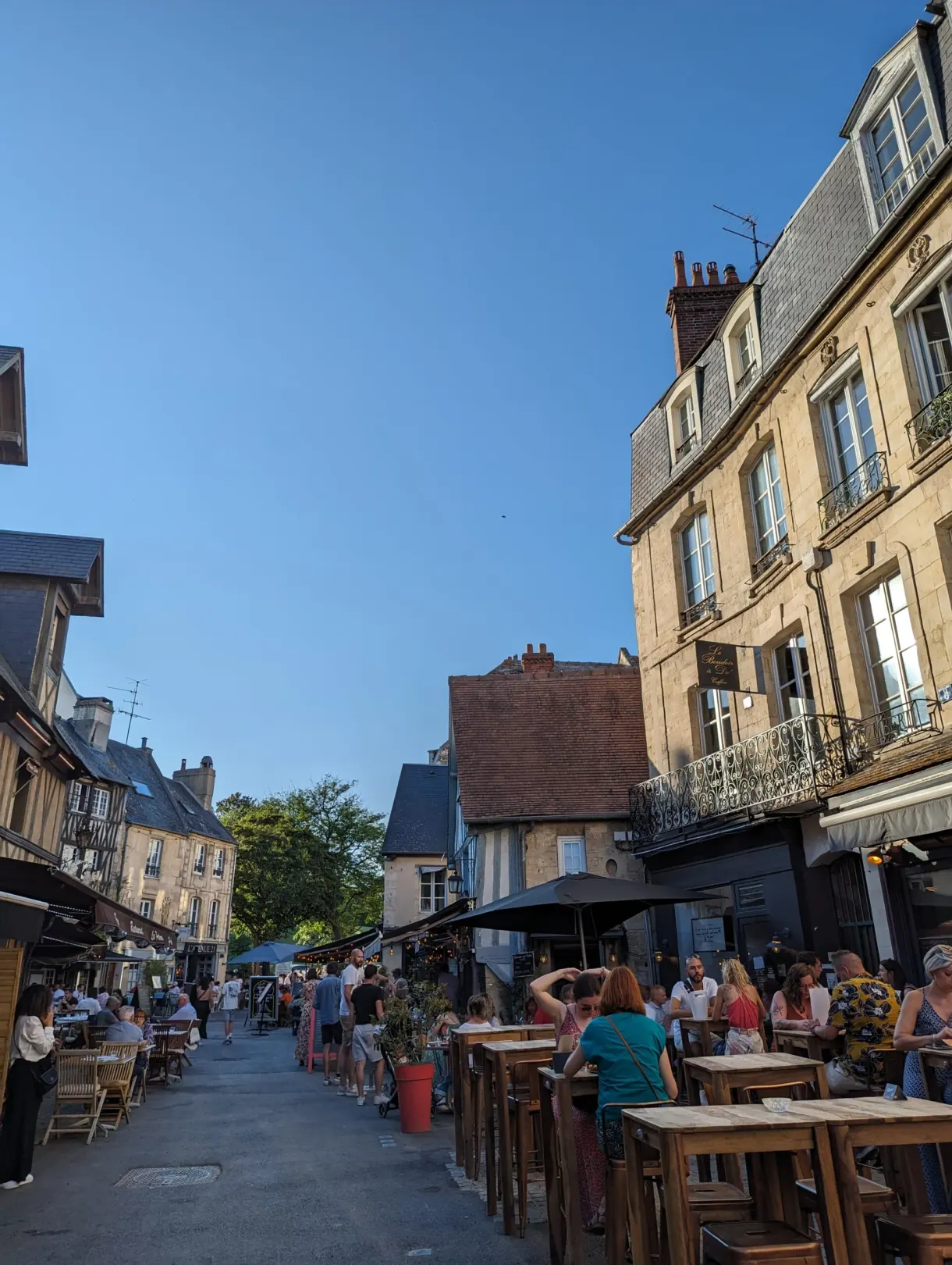 Vaugueux lane filled with occupied tables on the terrace