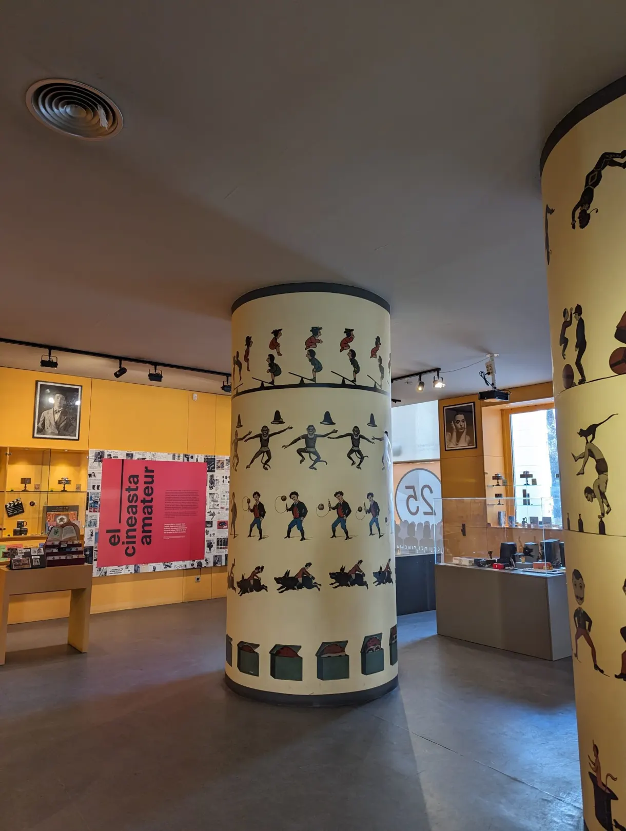 Yellow columns decorated with animated figures, El cineasta amateur room