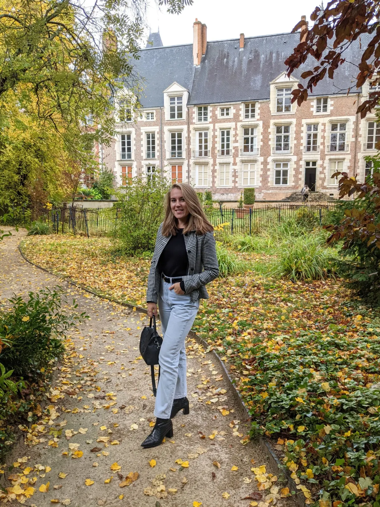 Path covered with leaves in front of a private mansion