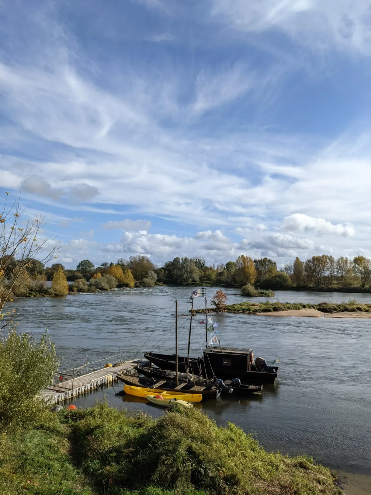 Traditional flat-bottomed boat moored on the banks of the Loire