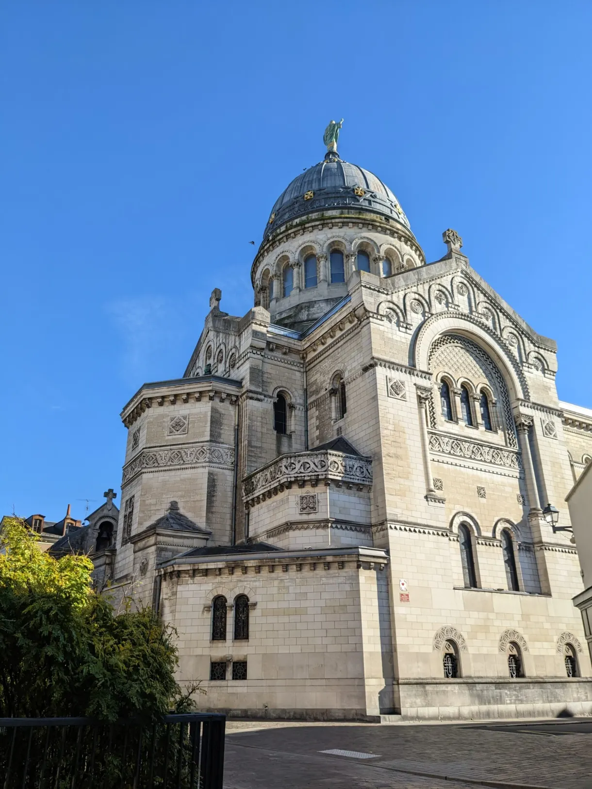 Chevet and Byzantine dome of the Saint-Martin basilica