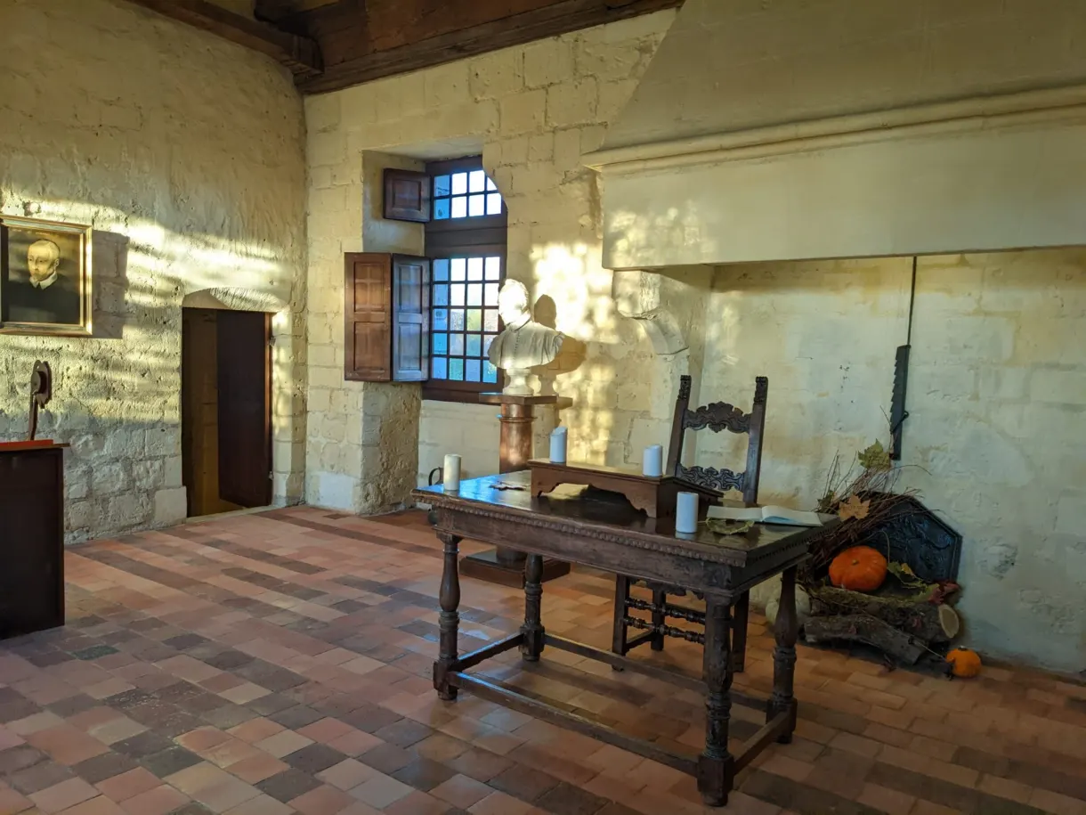 Old room furnished with a wooden table and a bust