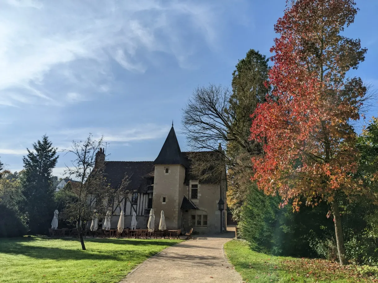 Turreted manor of Clos Lucé and its red maple