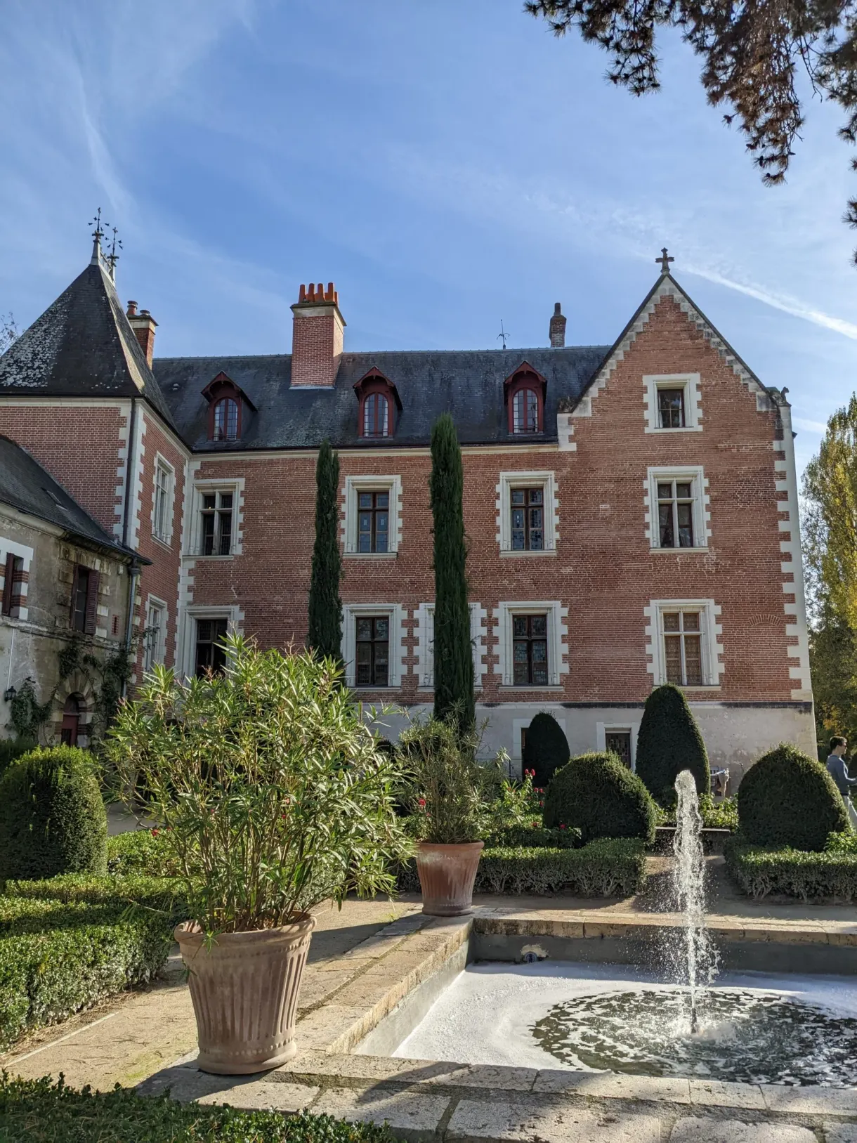 Brick and stone manor of Clos Lucé and its fountain