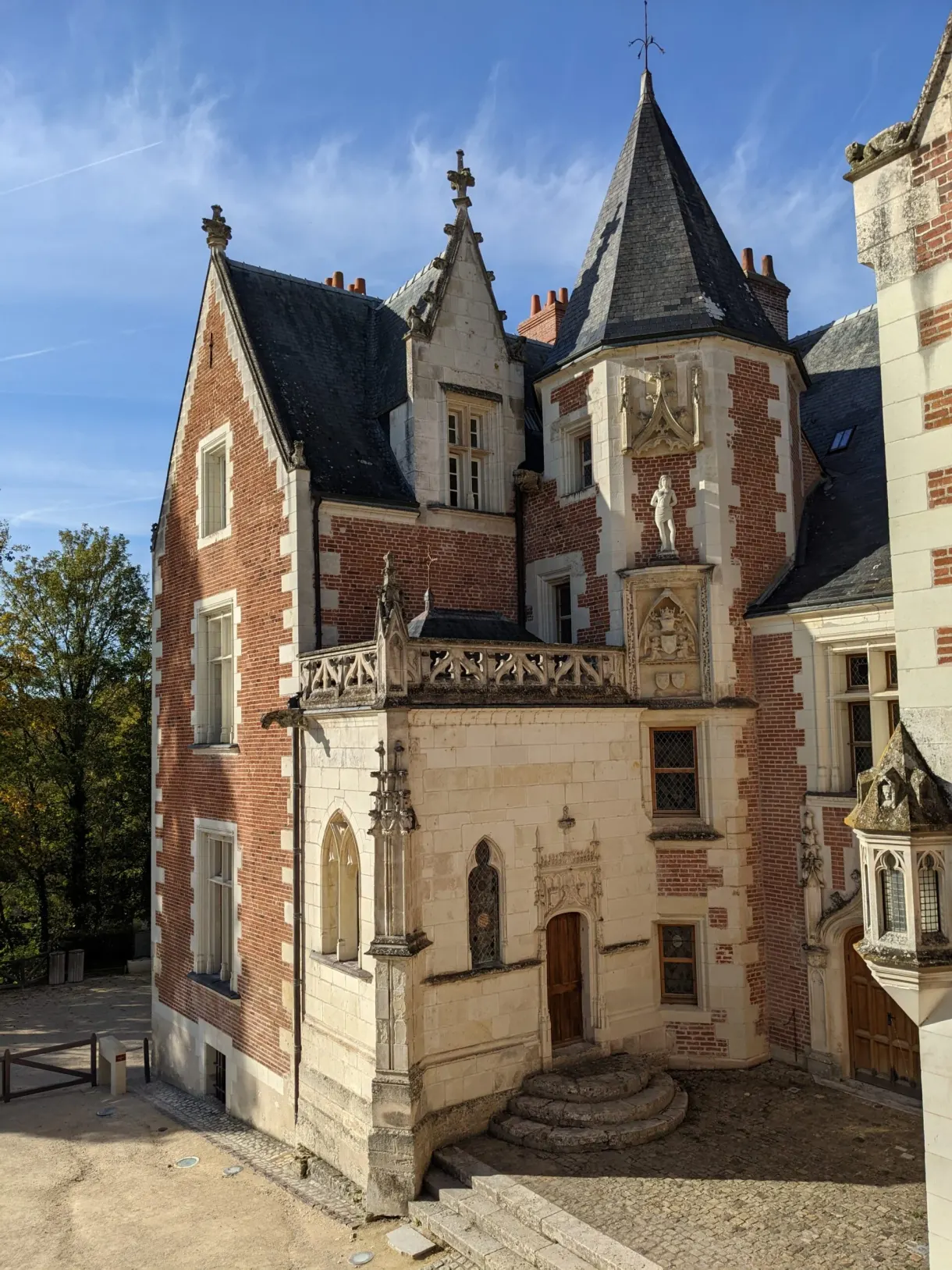 Gothic chapel in brick and tuffeau stone topped with slate