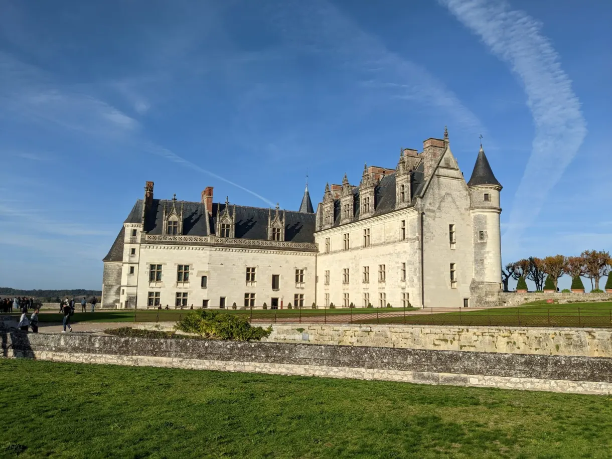 Long facade of the royal château of Amboise and its round tower