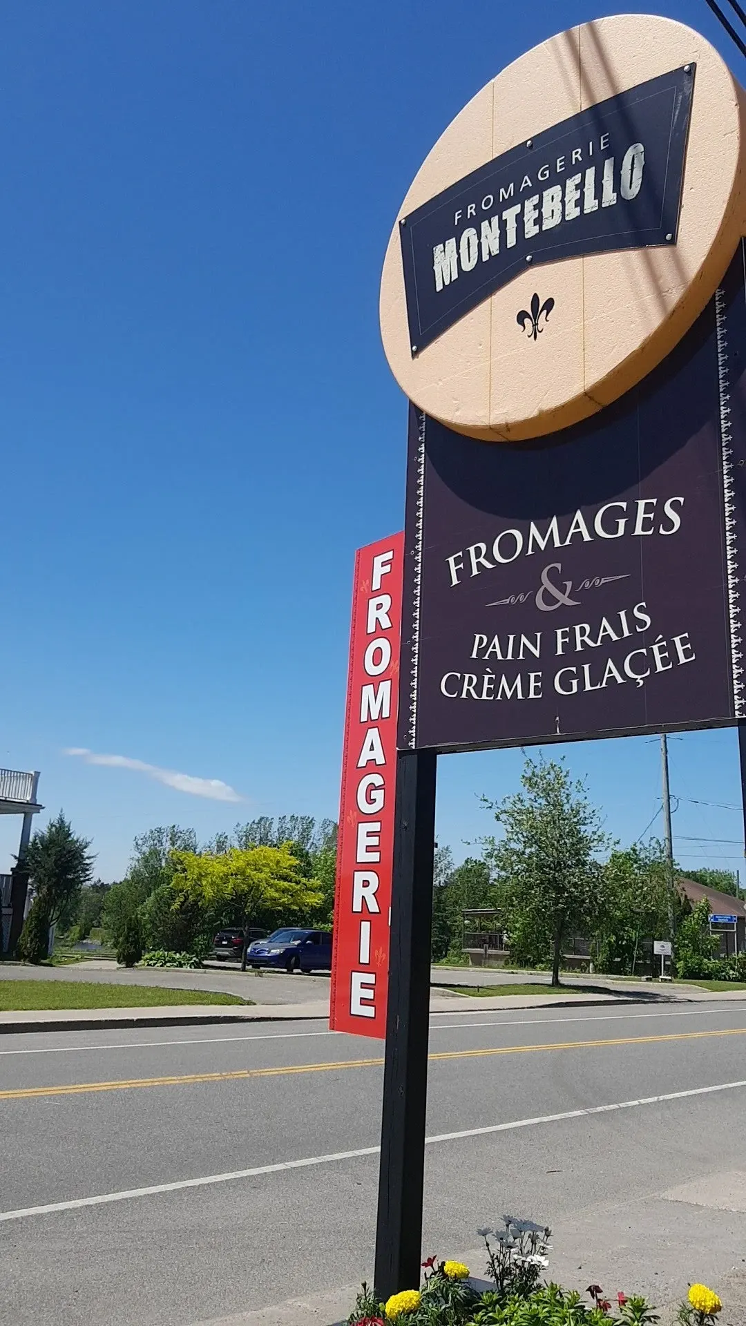 Enseigne d'une fromagerie au bord de la route