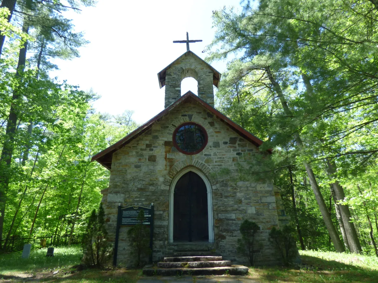 Petite chapelle de pierre nichée dans la verdure
