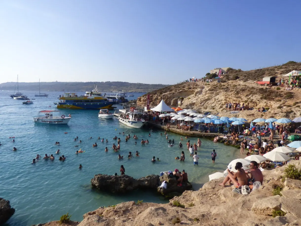 Crowd of bathers packed at the edge of the lagoon