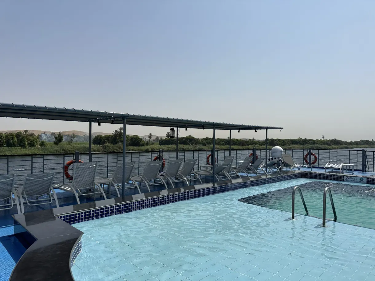 Piscine et transats alignés sur le pont supérieur du bateau