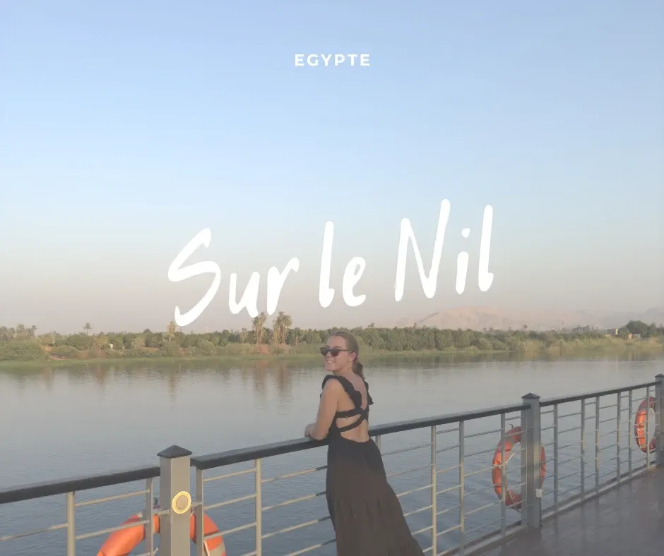 Femme accoudée au bastingage devant le fleuve, titre sur le Nil