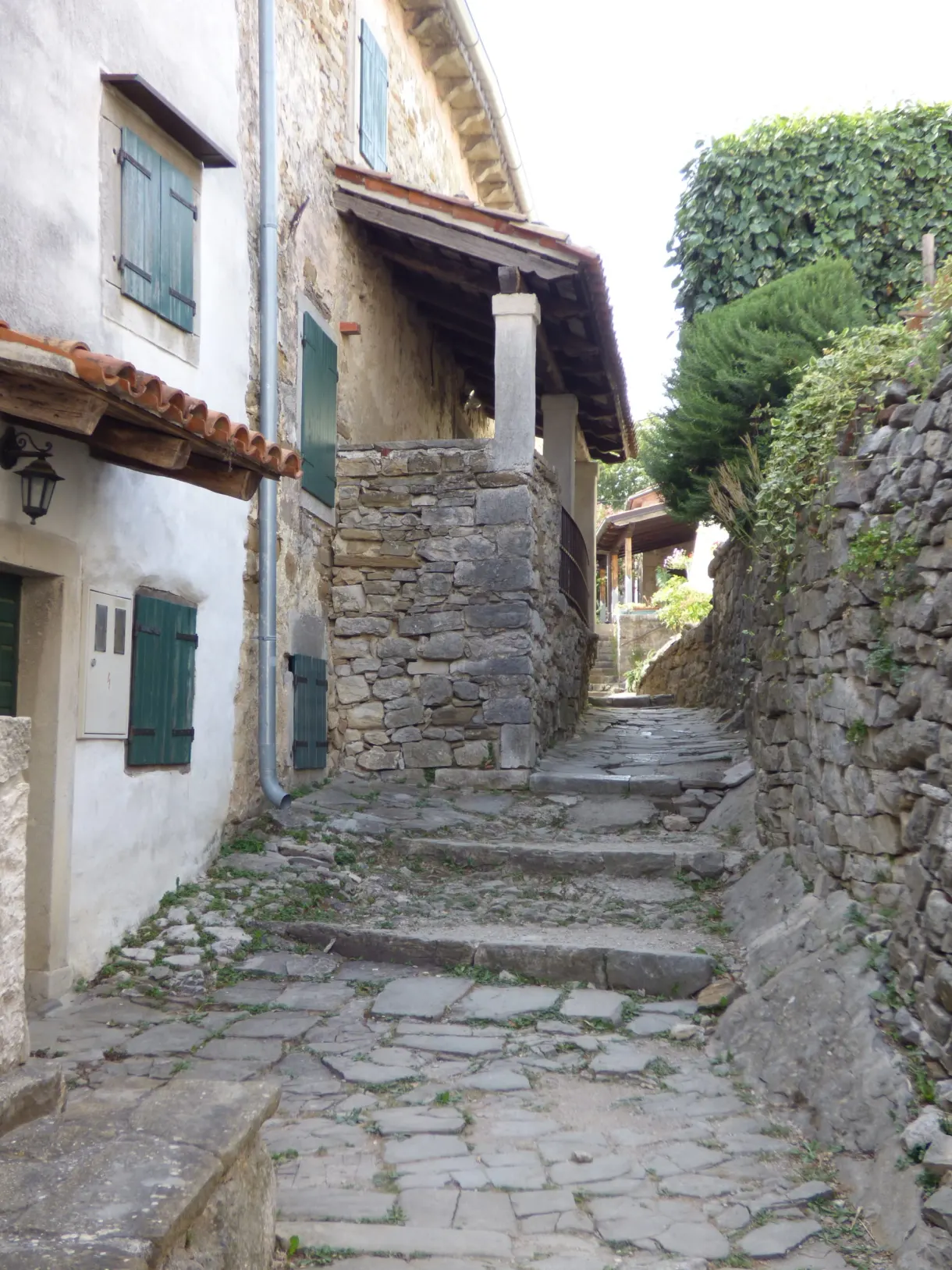 Stepped lane lined with dry stone walls in Hum
