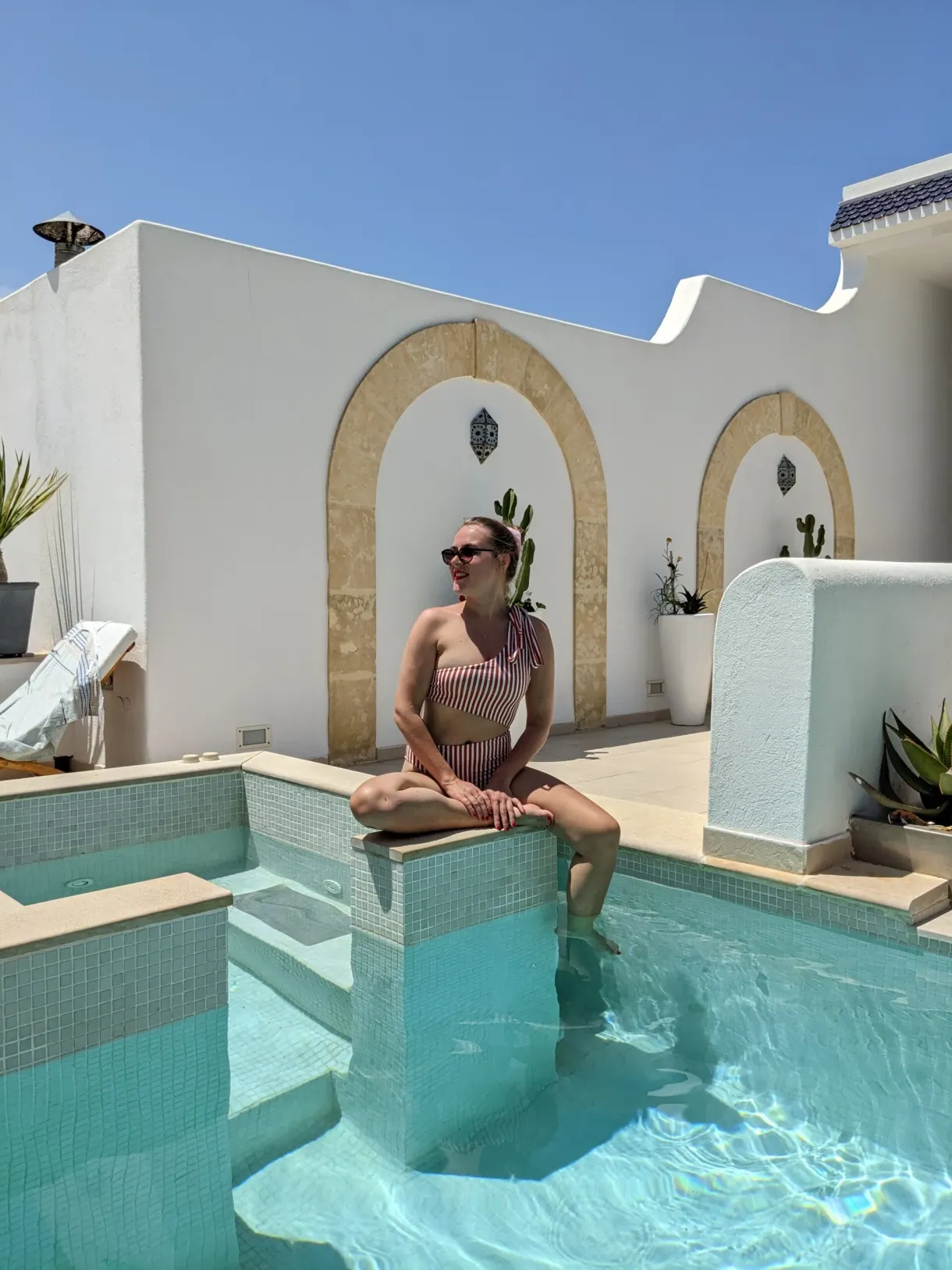 Marie au bord du bassin sur la terrasse de Dar Benti, à Monastir