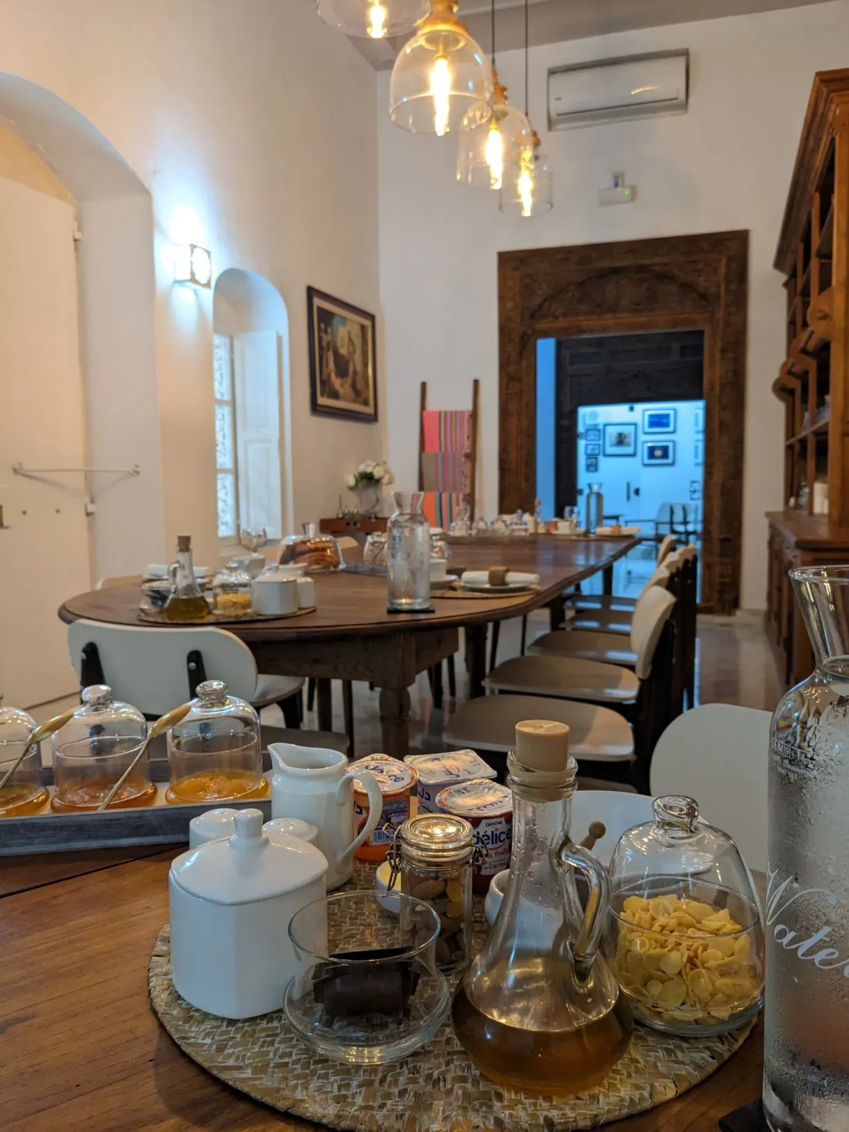 Salle du petit-déjeuner de Dar Benti, confitures et pâtisseries maison sur la table