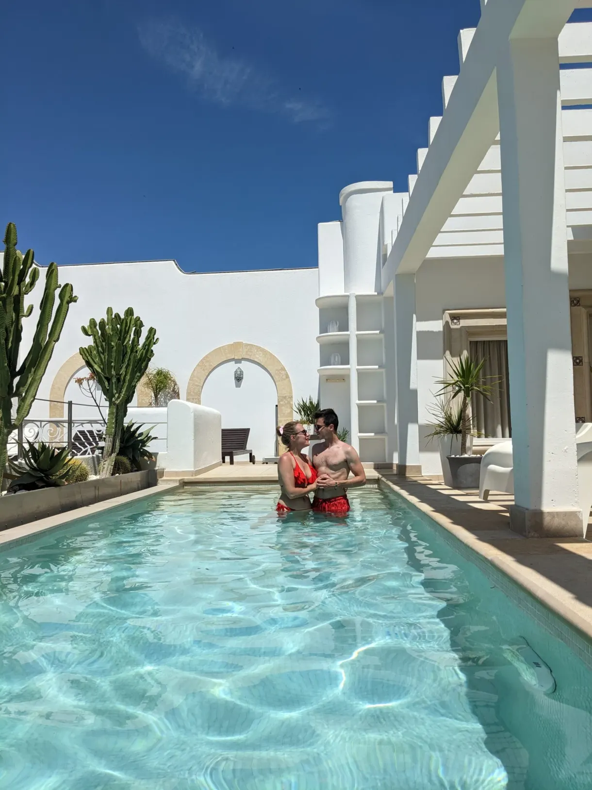 Marie et Romain dans la piscine de Dar Benti sous le ciel bleu de Monastir