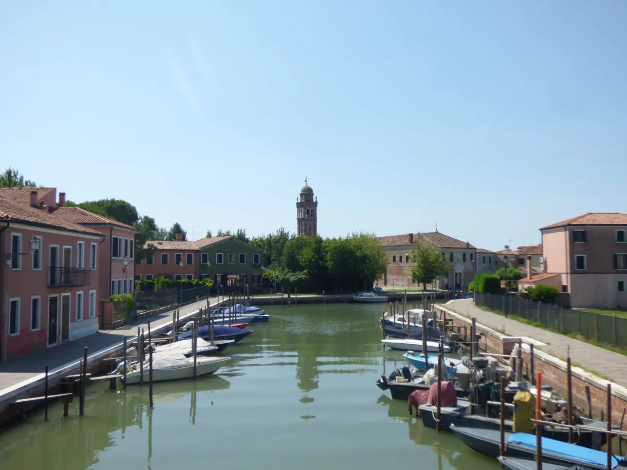 Canal de Mazzorbo bordé de barques, campanile en arrière-plan