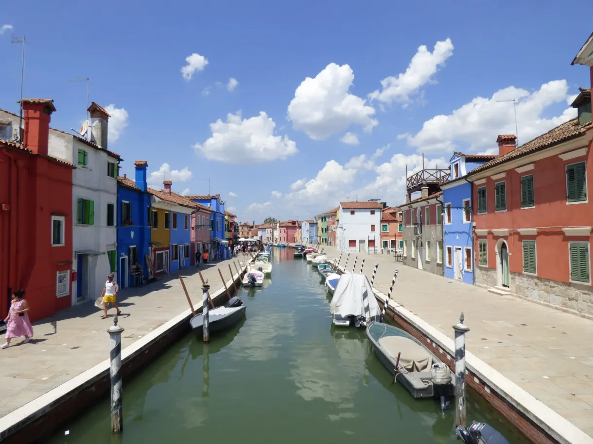 Quai le long du canal, passante en robe rose