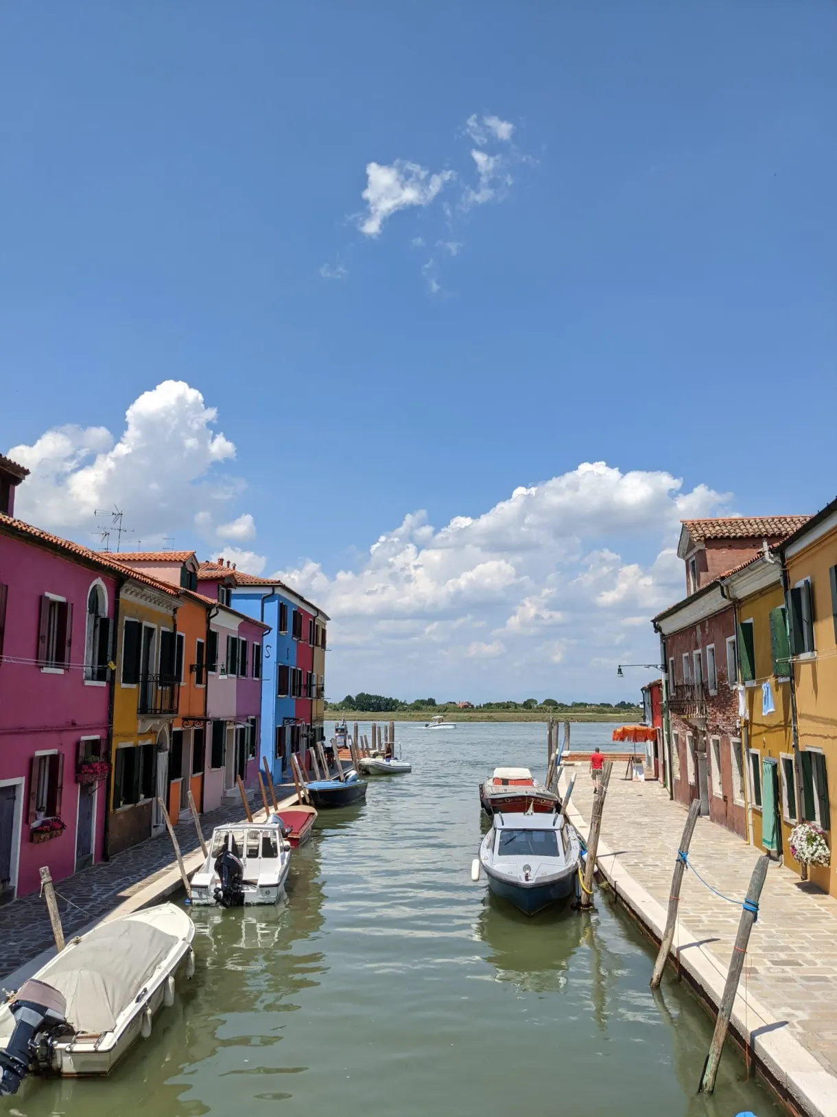 Large canal de Burano ouvert sur la lagune, bateaux à quai