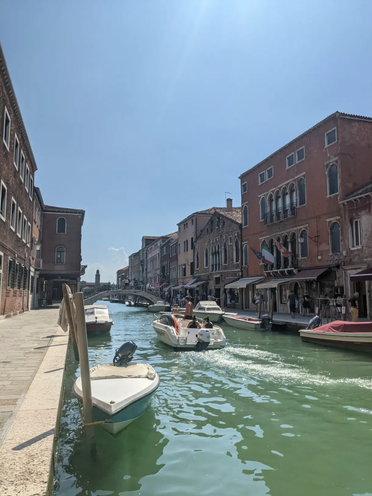 Bateau à moteur remontant le canal de Murano