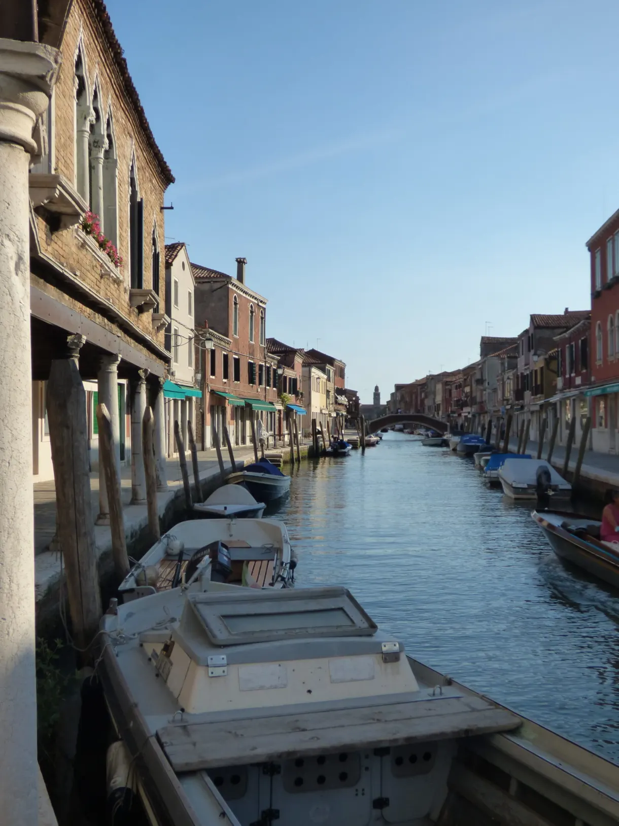 Barques bâchées amarrées le long d'un canal étroit