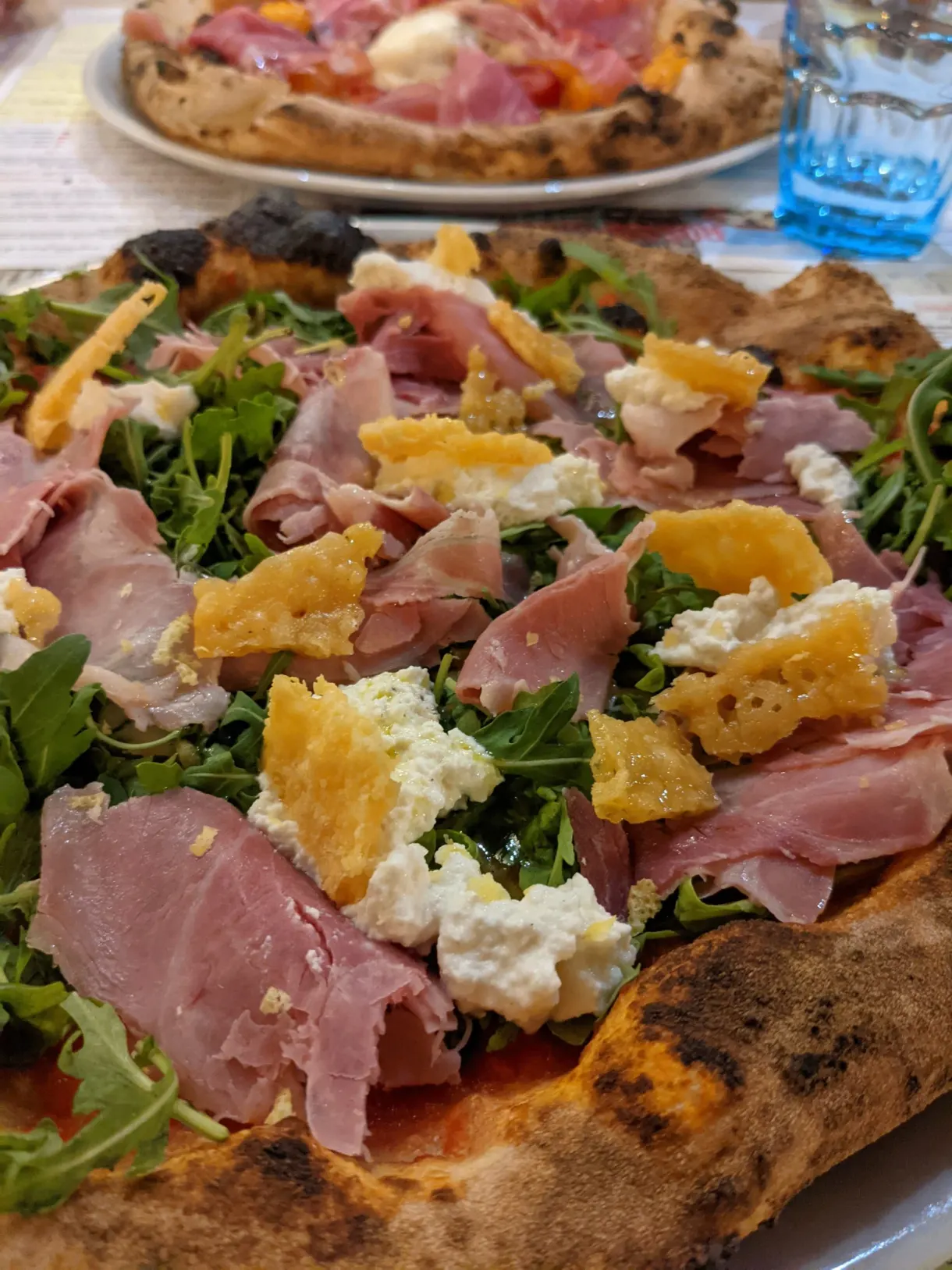 Pizza au jambon cru, roquette et burrata en gros plan