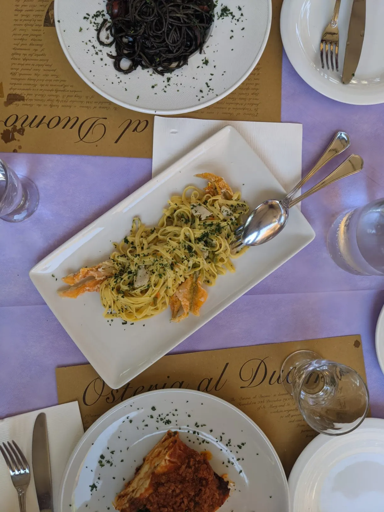 Spaghetti à l'encre et pâtes au poisson servis à table