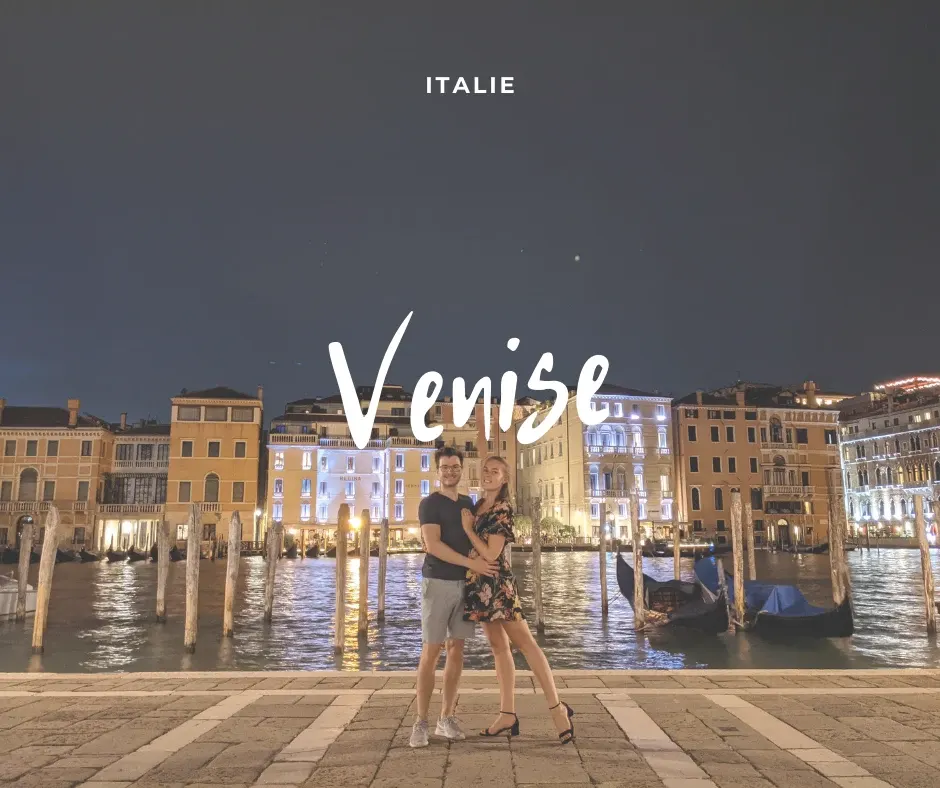 Couple posant devant le Grand Canal illuminé à la nuit tombée