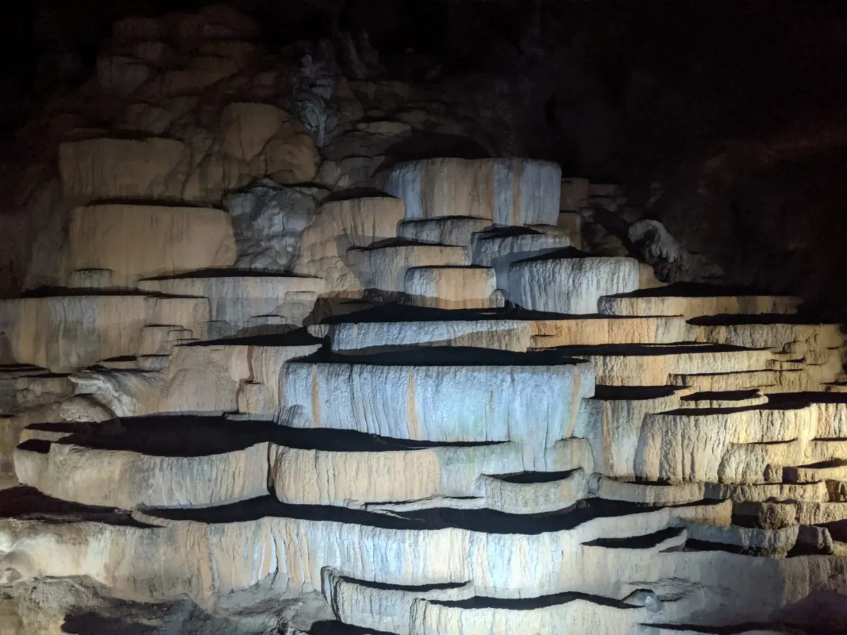 Gours calcaires en gradins sur la paroi