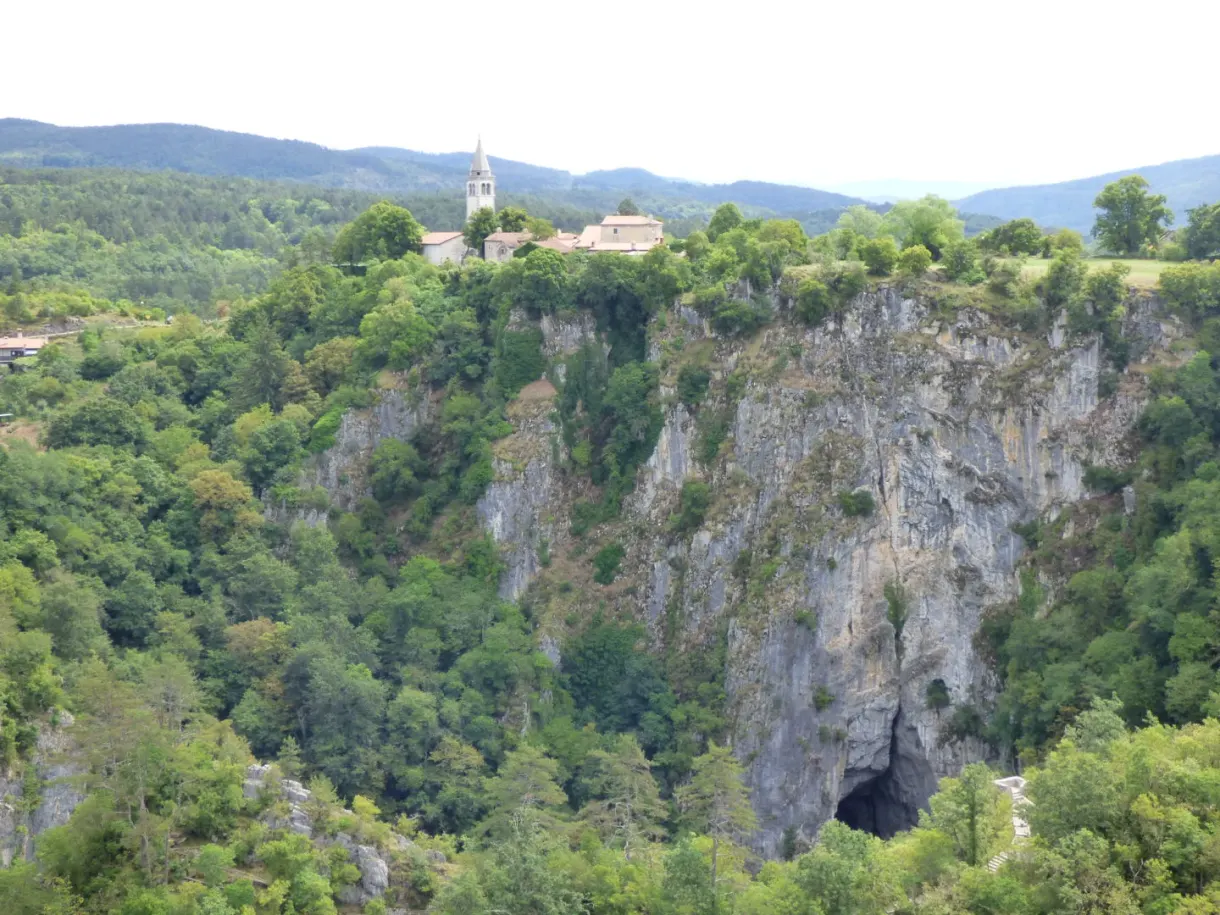 Village perché au bord d'un gouffre calcaire