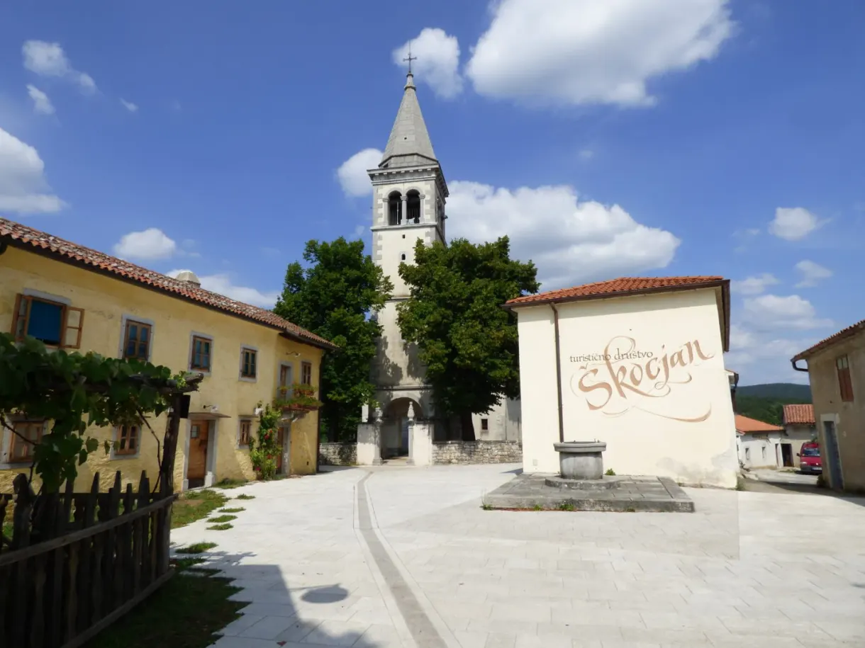 Église et place du village à l'entrée du site