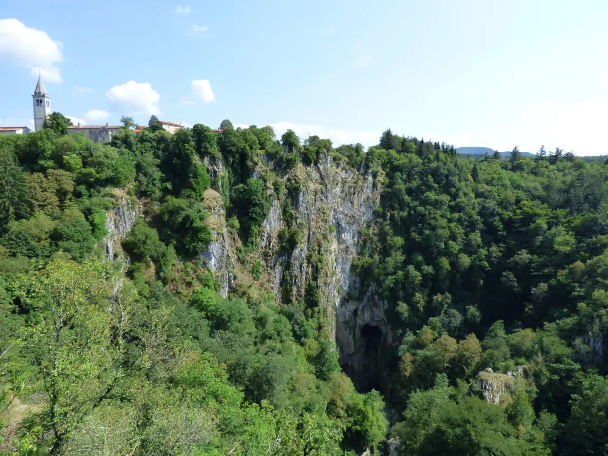 Longue falaise blanche et clocher du village au loin