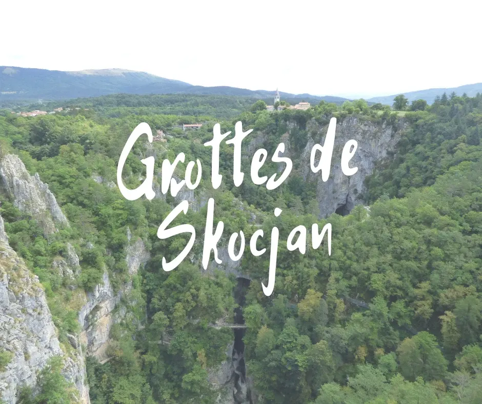 Gouffre verdoyant dominé par le village et ses collines