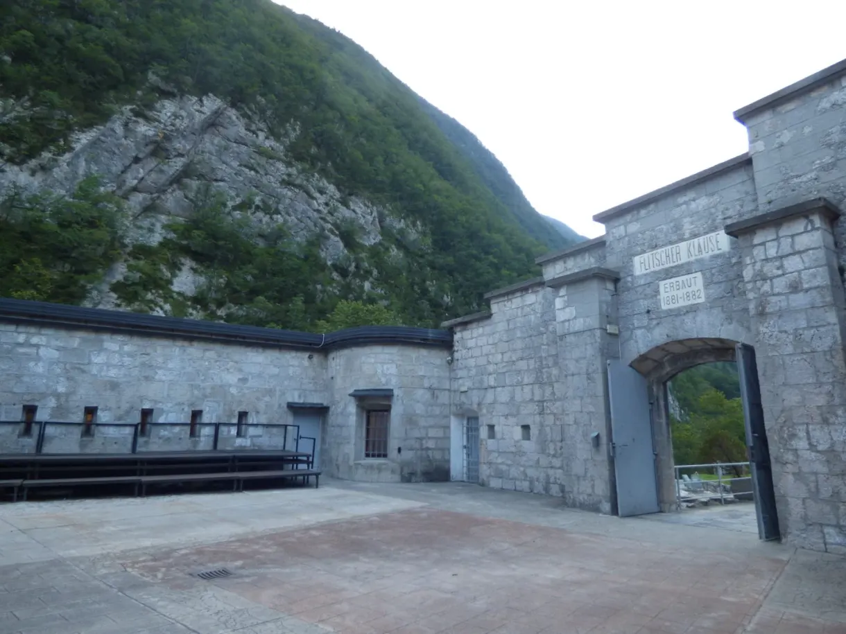 Inner courtyard of the fort and its vaulted gateway