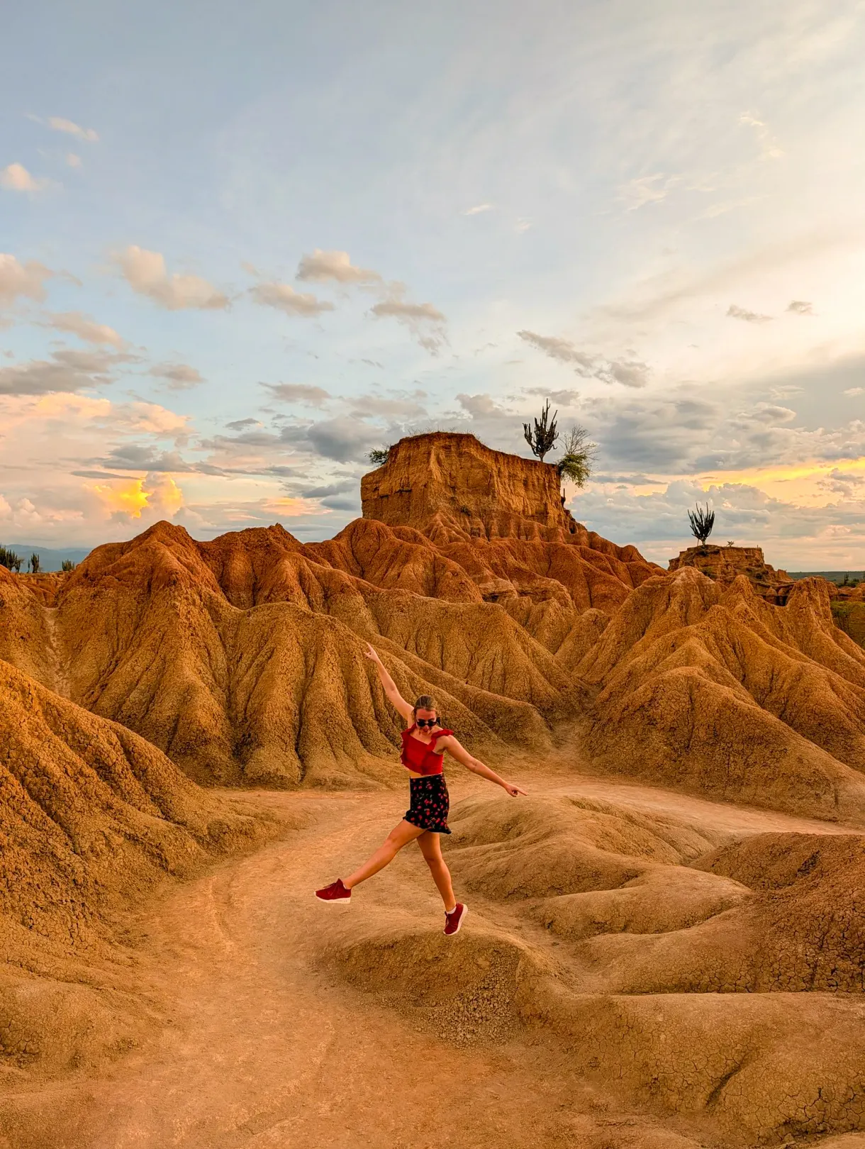 Marie entre les formations de roche ocre du désert de la Tatacoa, en Colombie au coucher du soleil