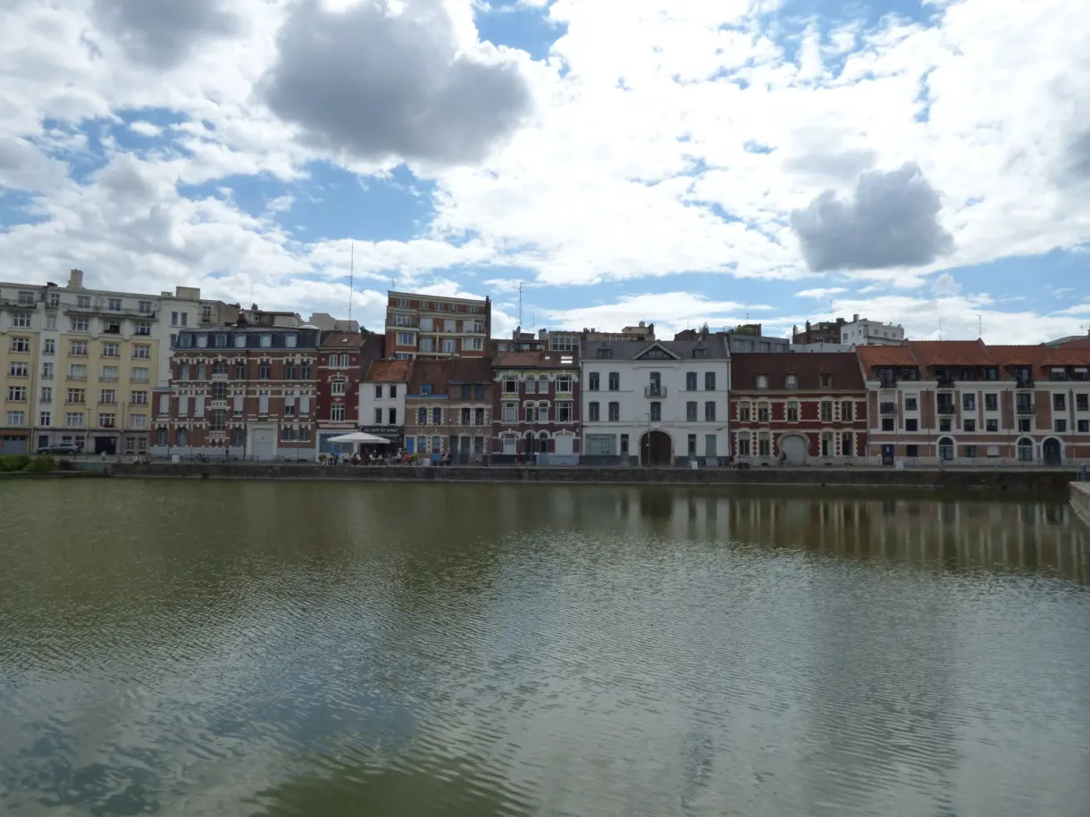 Maisons de brique reflétées dans l'eau calme d'un bassin