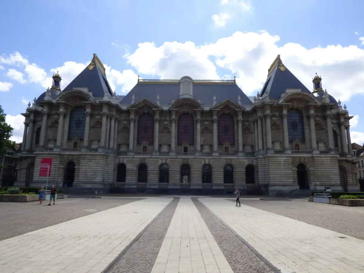 Vaste façade du palais des Beaux-Arts sur son esplanade