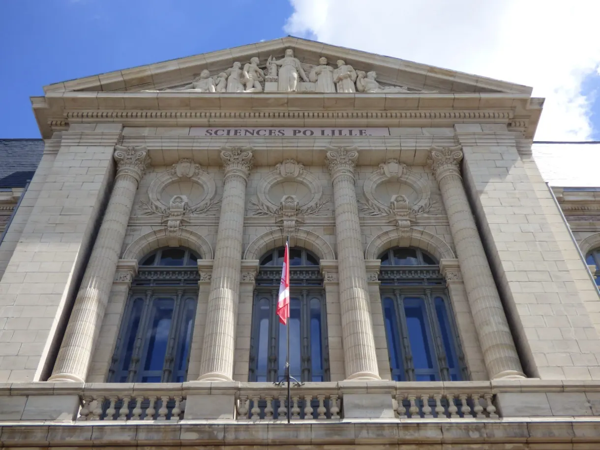 Fronton à colonnes de Sciences Po et drapeau français