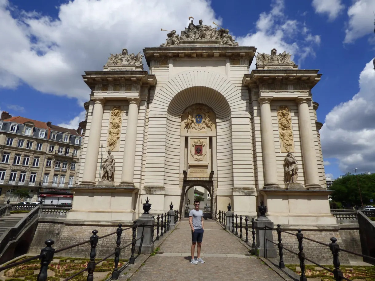 Arc monumental de la Porte de Paris et sa passerelle