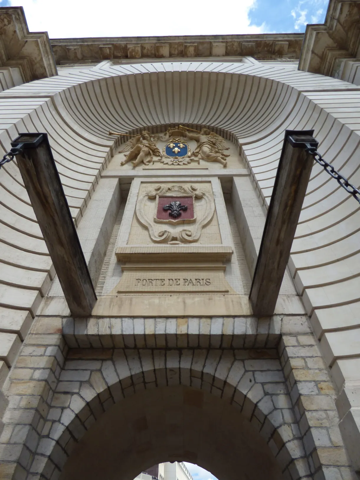 Blason sculpté sous la voûte de l'arc, en contre-plongée