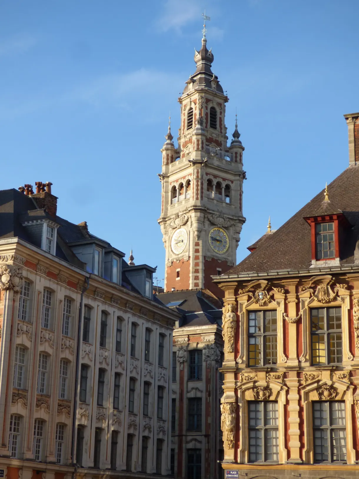 Beffroi de la chambre de commerce dépassant des toits