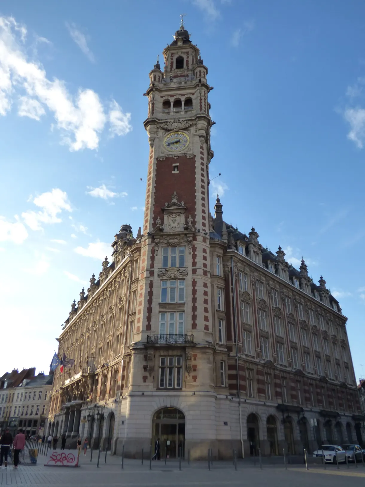 Beffroi de brique et de pierre au coin de la place