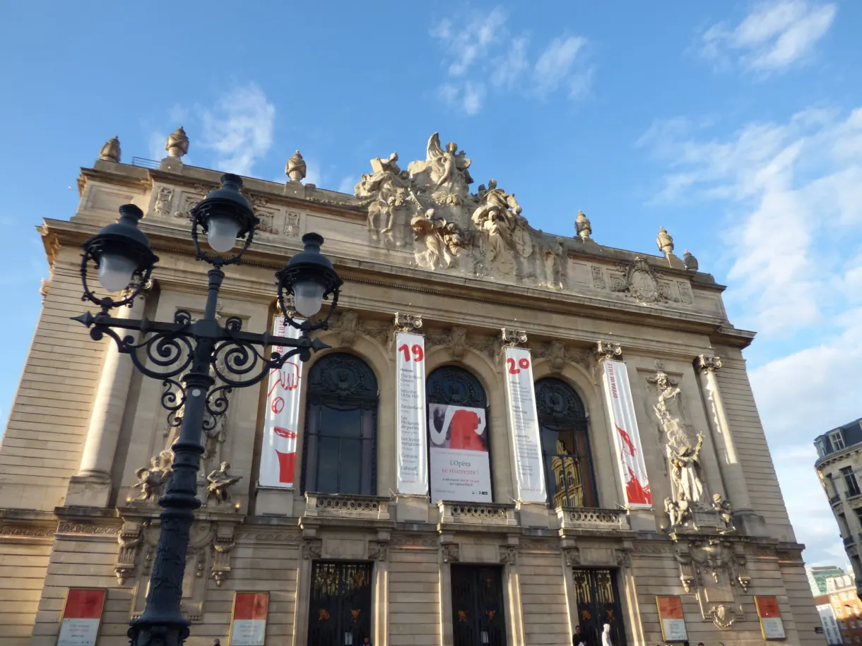 Fronton sculpté de l'opéra derrière un candélabre noir