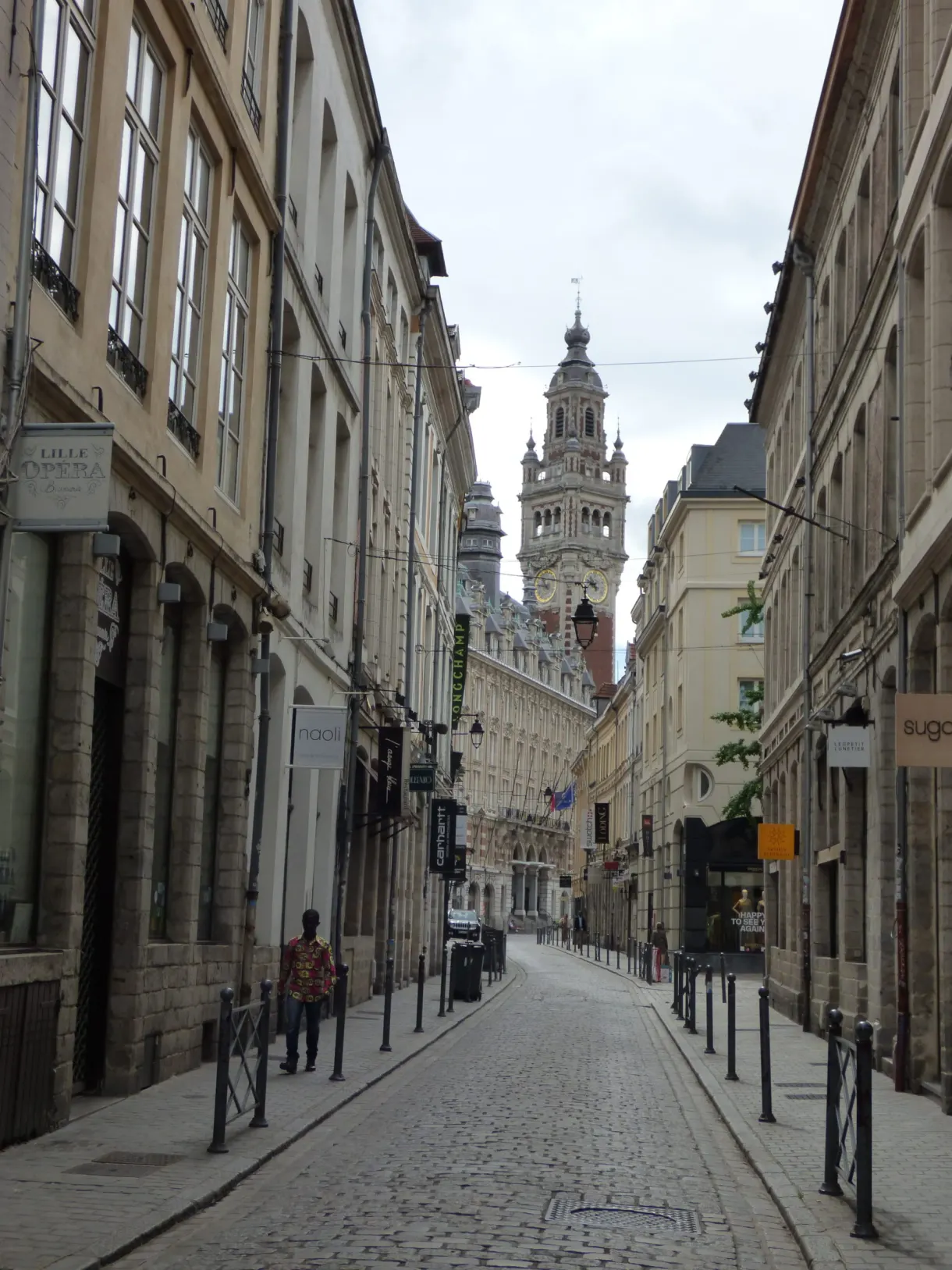 Rue pavée déserte menant au pied du beffroi