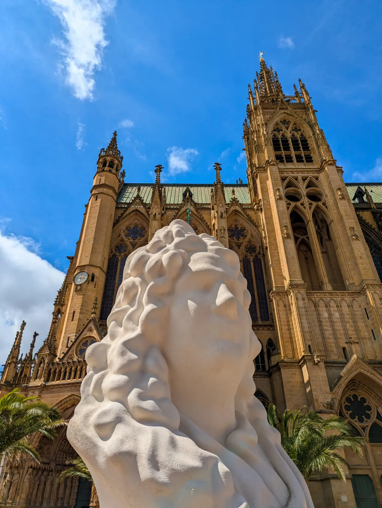 Sculpture blanche de lion adossée aux tours de la cathédrale Saint-Étienne