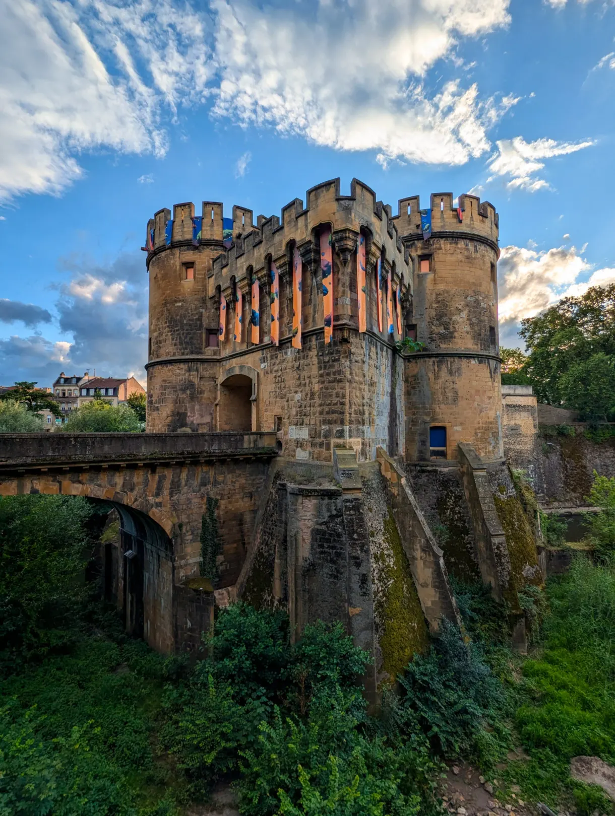 Tours crénelées de la Porte des Allemands sous un ciel de nuages
