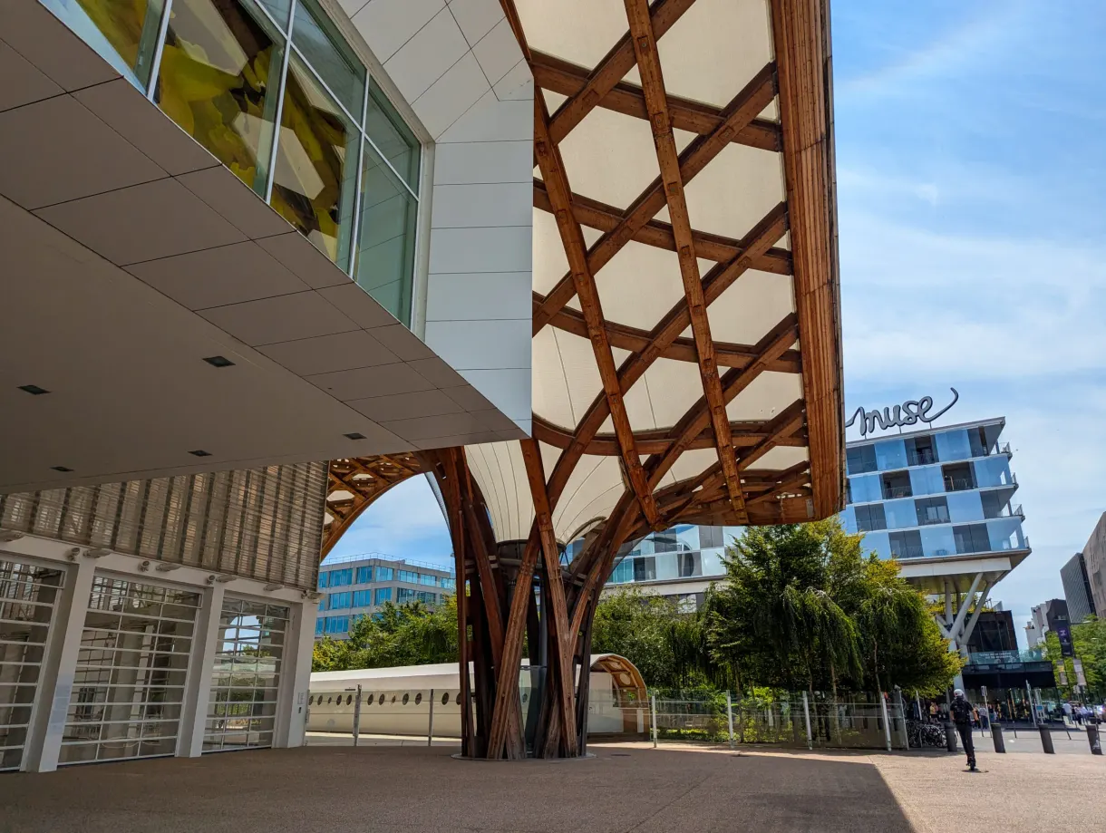 Charpente en bois tressé du Centre Pompidou-Metz et tour vitrée voisine